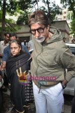 Amitabh Bachchan, Jaya Bachchan  watch Peepli live in Pixion,Bandra, Mumbai on 12th Aug 2010 (2).JPG